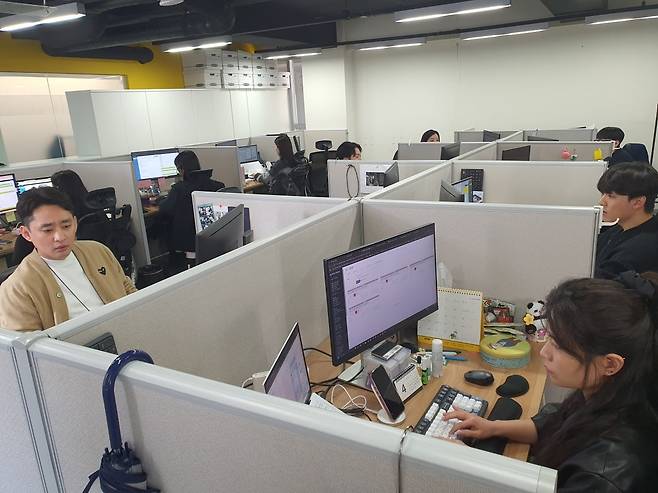 에이전시 사업본부 직원들이 일하고 있다. 윤현주 기자
