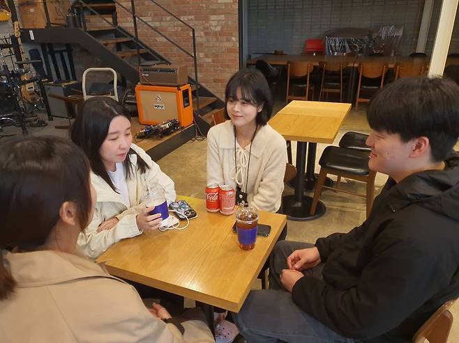 로컬 운영팀 사업지원 유닛원들이 점심 시간 담소를 나누고 있다. 윤현주 기자