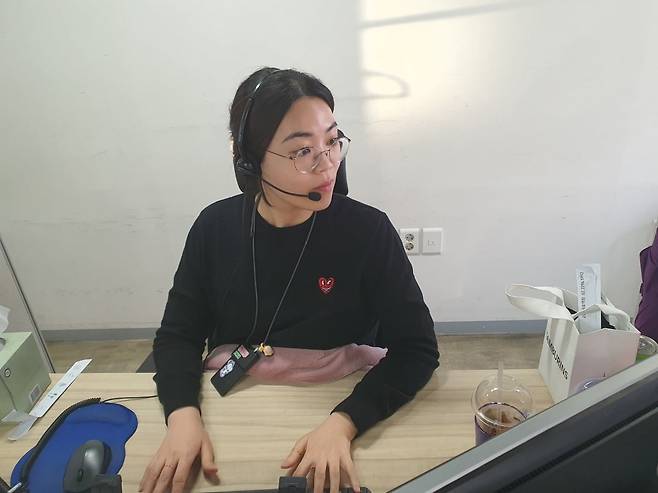 김진희 유닛장이 고객 문의 응대 업무를 하고 있다. 윤현주 기자