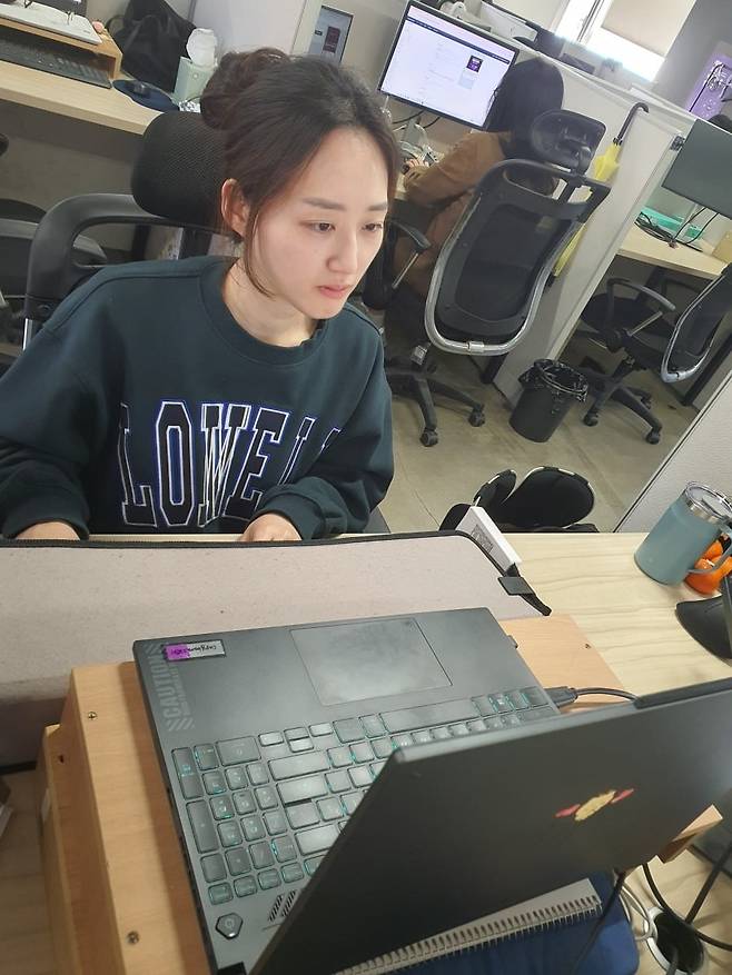 권보현 팀장이 기획 업무를 하고 있다. 윤현주 기자