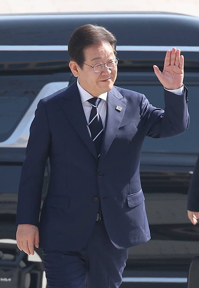 이재명 전 더불어민주당 전 대표가 4월 11일 집권 청사진 등을 소개하는 ‘비전 선포식 및 캠프 일정 발표’를 하기 위해 국회 소통관으로 향하고 있다. 사진=연합뉴스