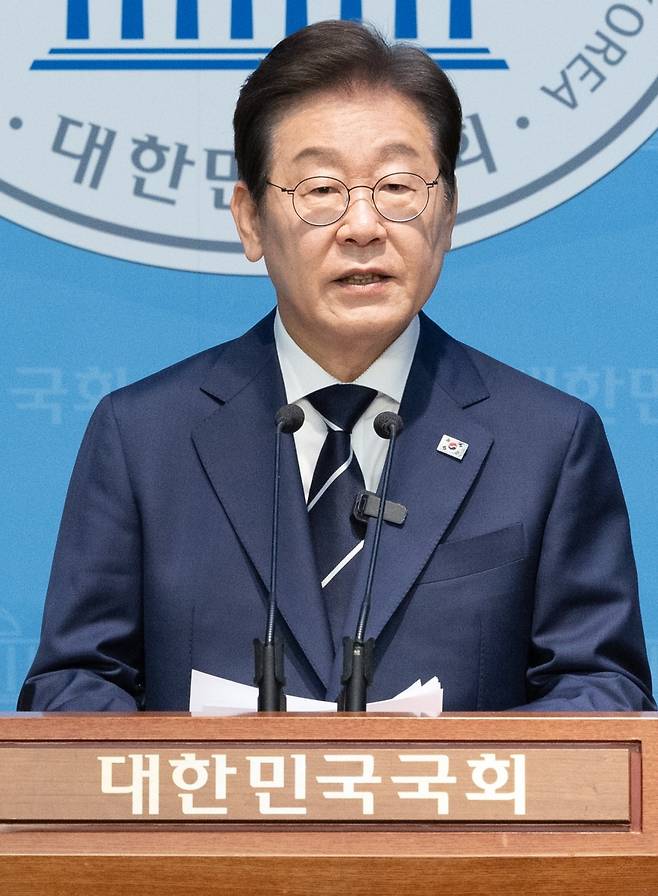 제21대 대통령선거에 출마를 선언한 이재명 전 더불어민주당 대표가 4월 11일 국회 소통관에서 기자회견을 열고 비전 및 캠프 인선을 발표하고 있다. 사진=뉴스1