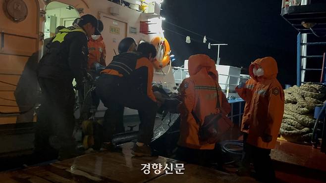 지난 19일 오후 전남 여수에서 해경이 복어를 먹고 중독 증세를 보인 관광객 3명을 긴급 이송해 119구급대에 인계하고 있다. 여수해경 제공.