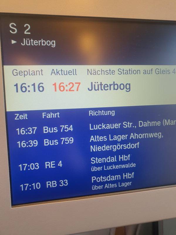 브란덴부르크 위터보그행 열차의 연착(Aktuell·‘현재’란 의미)을 알리는 표시판. 신심범 기자
