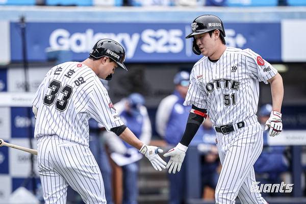 20일 대구 삼성라이온즈 파크에서 열린 삼성과의 3연전 마지막 경기에서 롯데 나승엽(오른쪽)이 2회 솔로 홈런을 친 뒤 홈으로 들어서며 손호영의 축하를 받고 있다.  롯데 자이언츠 제공