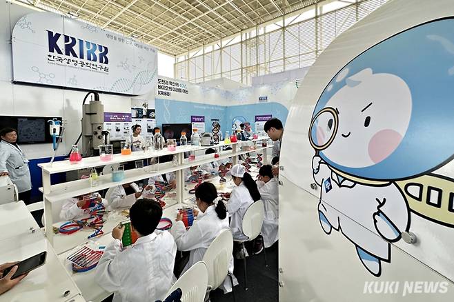 16~20일 대전 엑스포시민광장 일원에서 열리는 '2025 대한민국 과학축제' 한국생명공학연구원 전시관에서 DNA 모형을 만드는 어린이들. 사진=이재형 기자