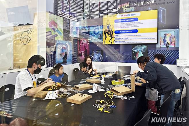 16~20일 대전 엑스포시민광장 일원에서 열리는 '2025 대한민국 과학축제' 한국기계연구원 전시관 '에디의 로봇연구소'에서 4족보행 로봇 키트를 조립하는 시민들. 사진=이재형 기자