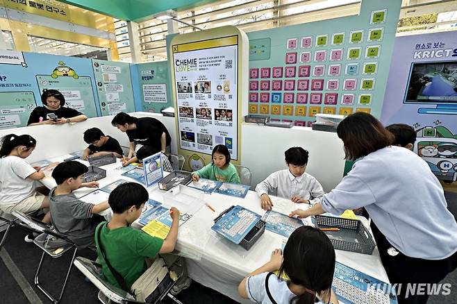 16~20일 대전 엑스포시민광장 일원에서 열리는 '2025 대한민국 과학축제' 한국화학연구원 체험관에서 원소주기율표 퍼즐을 맞추는 어린이들. 사진=이재형 기자