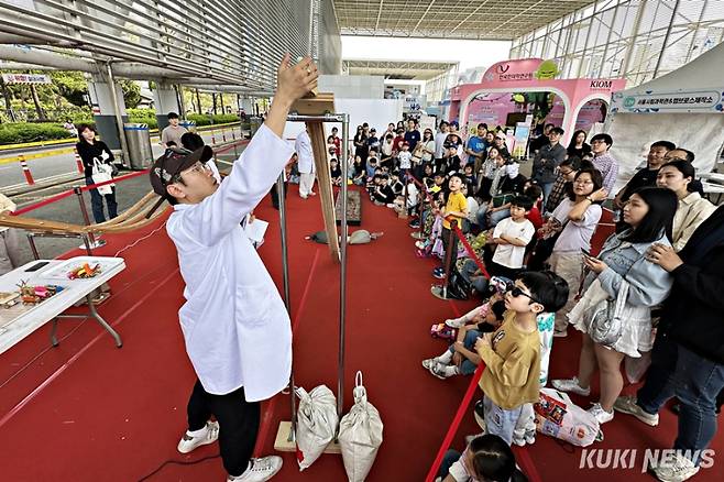 16~20일 대전 엑스포시민광장 일원에서 열리는 '2025 대한민국 과학축제'에서 서울시립과학관의 미니카 제작·레이싱 체험을 관람하는 시민들. 사진=이재형 기자