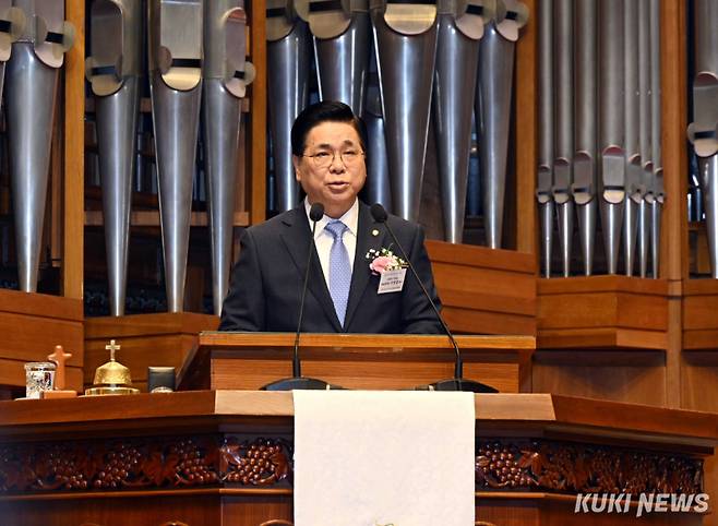 ‘한국교회 부활절연합예배 준비위원회 대회장인 이영훈 목사가 말씀을 전하고 있다.