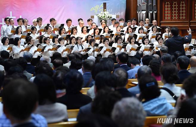 부활절인 20일 오전 서울 송파구 강동대로에 위치한 서울서문교회에서 부활절 예배를 드리고 있다. 서문교회 호산나성가대가 부활절 칸타타를 제창하고 있다.