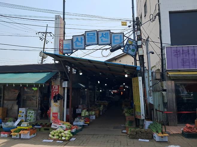 지난 18일 대전 동구 대전역 인근에 있는 농산물 시장은 한적한 모습이었다. 송태화 기자