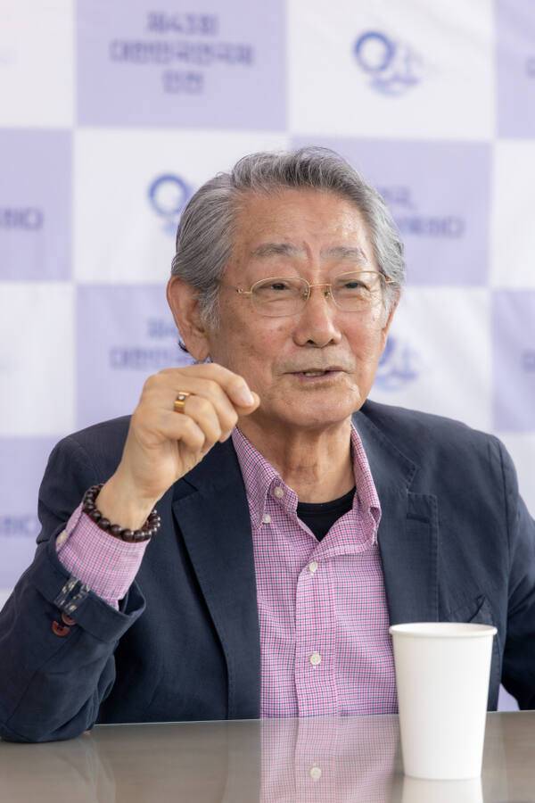 전무송 대한민국연극제 인천 명예대회장이 인터뷰를 하고 있다. 제43회 대한민국연극제 인천 사무국 제공