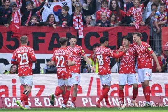 이재성의 득점을 기뻐하는 마인츠 선수들