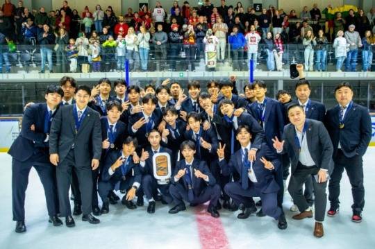 세계선수권대회 동메달을 차지한 18세 이하 남자 아이스하키 대표팀
