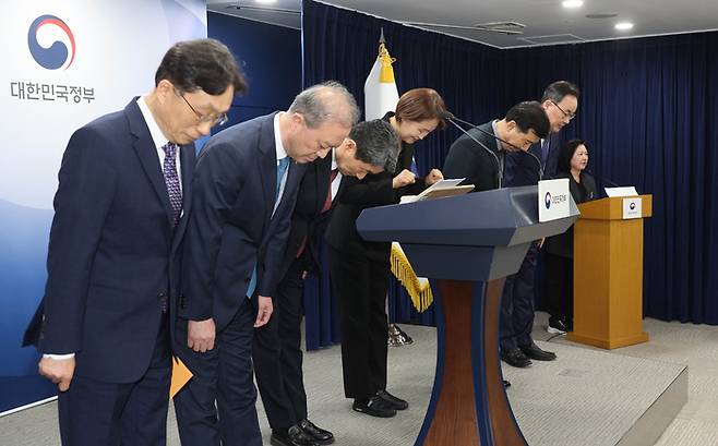 이주호 사회부총리 겸 교육부 장관(왼쪽 셋째)이 17일 서울 종로구 정부서울청사에서 2026학년도 의대 모집인원 조정 방향 관련 브리핑을 마친 뒤 고개 숙여 인사하고 있다. [매경DB}