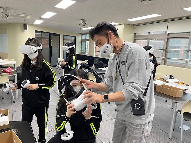 VR 기기를 환경 수업 중에 활용하고 있는 안재정 환경교사(현 장학사)
