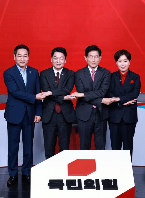 A조 토론회 지난 19일 서울 강서구 ASSA아트홀에서 열린 국민의힘 대선 후보 1차 경선 A조 토론회에서 후보들이 손을 맞잡고 있다. 왼쪽부터 유정복 인천시장, 안철수 국민의힘 의원, 김문수 전 고용노동부 장관, 양향자 전 의원.   국회사진기자단