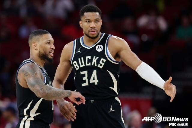 릴라드(좌)는 정규리그보다 플레이오프와 같은 단기전에서 더 큰 활약을 하는 괴물과 같은 선수다. 특히 클러치 상황에서 남다른 존재감을 뽐내는 ‘데임 타임’의 주인공이다. 그렇기에 밀워키는 함박 웃음을 보일 수밖에 없다. 사진=AFPBBNews=News1