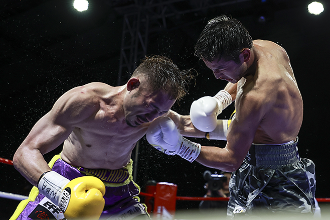 세계복싱협회 라이트급 아시아 챔피언 최시로가 2025년 4월 경기도 남양주체육문화센터 타이틀 1차 방어전에서 세계복싱기구 아시아태평양 및 동양태평양복싱연맹 통합 챔피언을 지낸 도전자 요시노 슈이치로를 공격하고 있다. 사진=FINAL FLASH 박종혁 기자