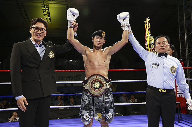 세계복싱협회 라이트급 아시아 챔피언 최시로가 2025년 4월 경기도 남양주체육문화센터 타이틀 1차 방어전 승리 선언을 받고 있다. 왼쪽은 WBA 아시아 김원석 사무총장. 사진=FINAL FLASH 박종혁 기자