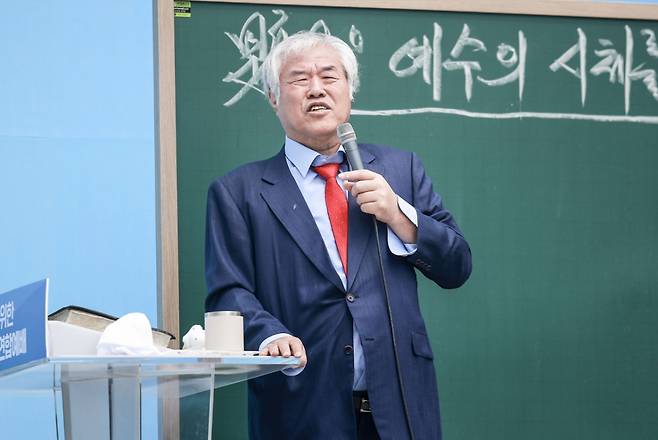 전광훈 사랑제일교회 목사가 20일 서울 종로구 세종대로에서 열린 전국 주일 연합 예배에서 설교하고 있다. /사진=뉴시스