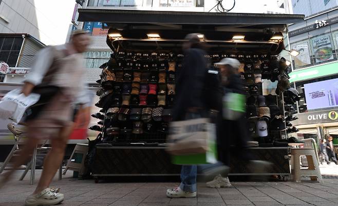 한국은행이 내수 회복 지연과 미국의 상호 관세 부과 등의 여파로 경기 하방 압력이 증가하고 있다고 분석한 가운데 내수 기반 수익 모델을 바탕으로 성장해온 네이버와 카카오 등 국내 대표 플랫폼 기업에도 우려가 번진다.  사진은 지난 11일 서울 중구 명동거리를 찾은 관광객들이 상점 앞을 지나고 있다. /사진=뉴스1
