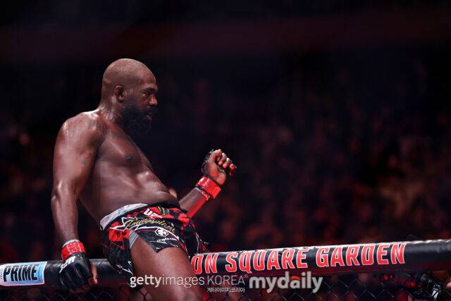 UFC 309에서 미오치치를 격파한 후 세리머니하는 존 존스. /게티이미지코리아