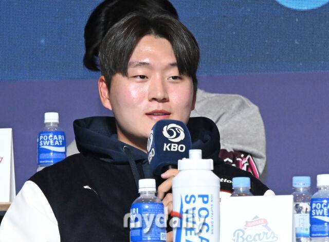 두산 김택연이 20일 오후 서울 잠실 롯데호텔 월드에서 진행된 '2025 프로야구 KBO 미디어데이'에서 이야기를 하고 있다. 올시즌에는 맞춤형 피치클락 도입, 연장전 이닝 축소(12회→11회), 비디오판독 대상 확대 등 리그의 공정성을 강화하고 박진감 넘치는 경기를 선보이기 위한 다양한 조치들이 이루어 진다. 2025 KBO리그는 22일 오후 2시 잠실, 문학, 수원, 대구, 광주 등 5개 구장에서 일제히 개막한다./마이데일리