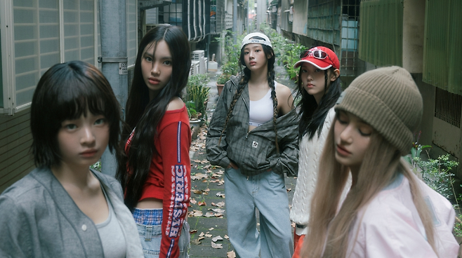 걸그룹 뉴진스. 뉴진스는 민희진 당시 어도어 대표와 하이브가 분쟁 중이던 지난해 5월 더블싱글 ‘하우 스위트(How Sweet)’를 발매하고 활동을 이어갔다. [연합]