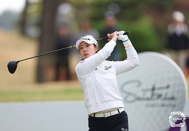 1번 홀에서 티샷을 날리고 있는 박지영. [사진=KLPGA]
