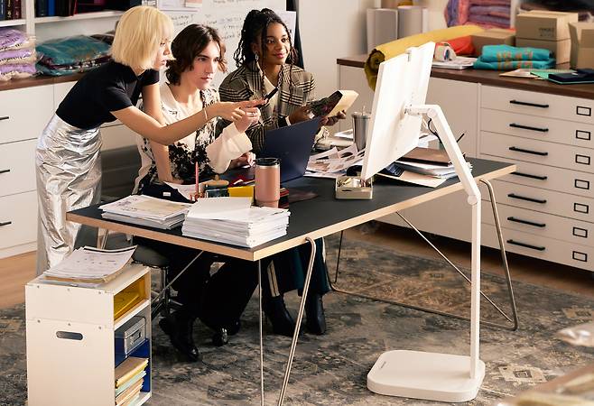 LG전자가 선보이는 ‘LG 스마트모니터 스윙’은 여러 명이 돌려가며 ‘터치’로 화면을 제어할 수 있어 회의 시에도 유용하다. [LG전자 제공]