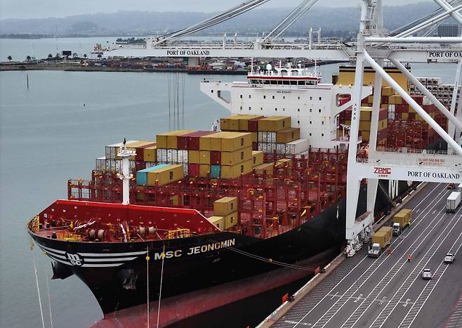 지난 18일(현지시간) 미국 캘리포니아주 오클랜드의 오클랜드 항구에 컨테이너선이 정박해 있는 모습. [AFP]