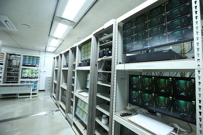 대전 유성구에 위치한 LG유플러스 대전 R&D 센터의 NW 연동 시험실 모습. [LG유플러스 제공]