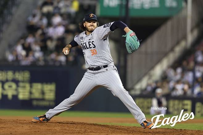 [서울=뉴시스] 프로야구 한화 이글스 코디 폰세가 9일 서울 잠실구장에서 열린 2025 신한 쏠뱅크 KBO리그 두산 베어스와의 경기에 선발 등판해 공을 던지고 있다. (사진=한화 이글스 제공) 2025,04.09. *재판매 및 DB 금지