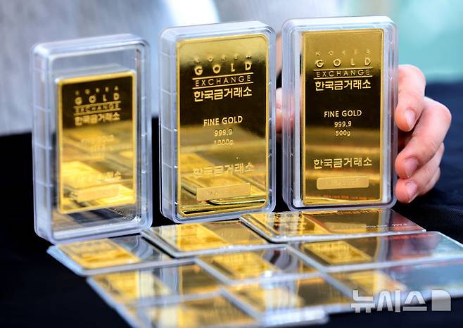 [서울=뉴시스] 김금보 기자 = 17일 서울 종로구 한국금거래소 종로본점에 골드바가 진열돼 있다. 국제 금값이 사상 처음으로 온스당 3300달러를 돌파했다. 국내 금값도 사상 최고치를 경신하며 순금 한 돈 가격이 처음으로 65만원 돌파했다. 2025.04.17. kgb@newsis.com