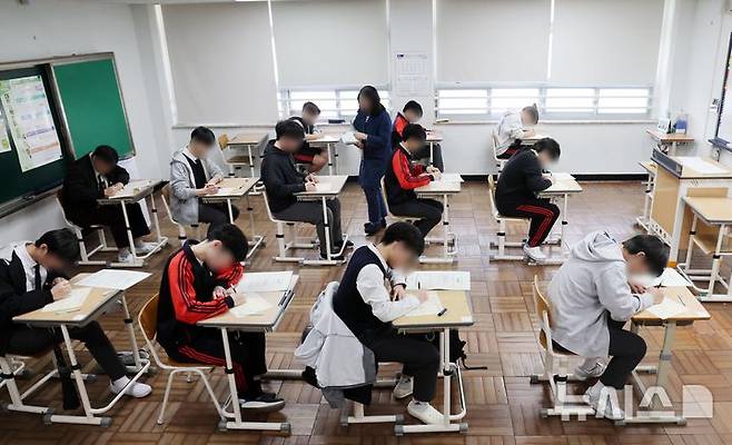 [부산=뉴시스] 하경민 기자 = 2026학년도 대학수학능력시험 대비 올해 첫 전국연합학력평가(모의고사)가 진행된 26일 부산 동구 부산고등학교 3학년 교실. 2025.03.26. yulnetphoto@newsis.com