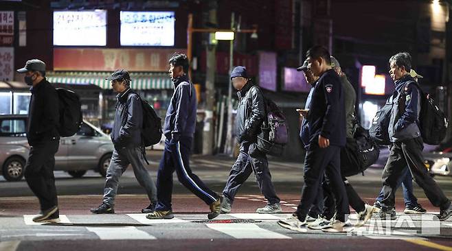 [서울=뉴시스] 김근수 기자 = 사진은 지난 10일 새벽 서울 구로구 남구로역 인근 인력시장에서 건설 일용직 노동자들이 일자리를 구하기 위해 이동하고 있는 모습. 2025.04.10. ks@newsis.com