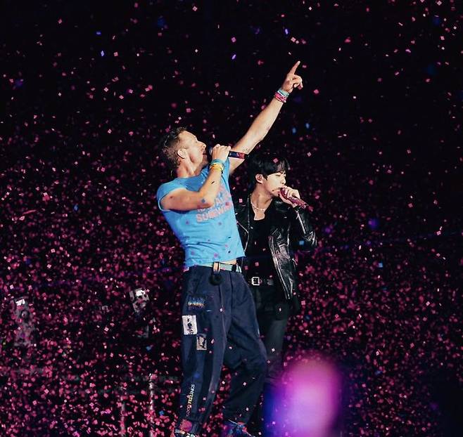 [서울=뉴시스] 방탄소년단 진과 콜드플레이 '마이 유니버스' 협업 무대. (사진 = 진 인스타그램 캡처) 2025.04.20. photo@newsis.com. *재판매 및 DB 금지