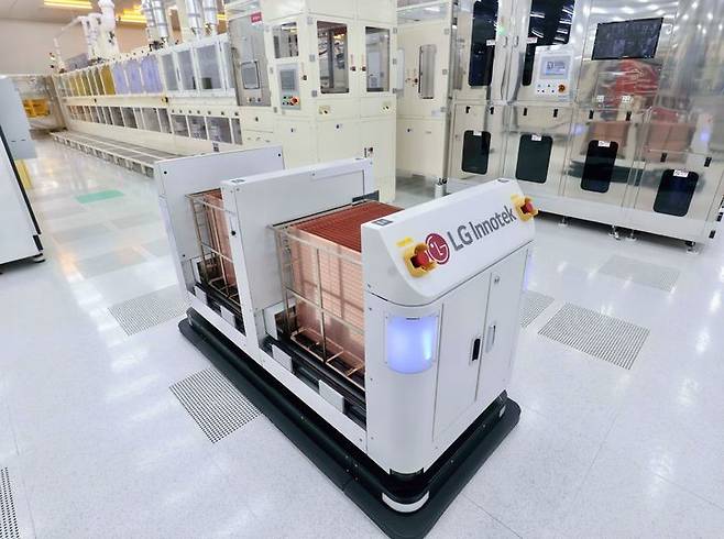 [구미=뉴시스]FC-BGA 생산에 필요한 원자재를 나르는 AMR 자율주행 로봇. (사진=LG이노텍 제공) 2025.04.17. photo@newsis.com *재판매 및 DB 금지