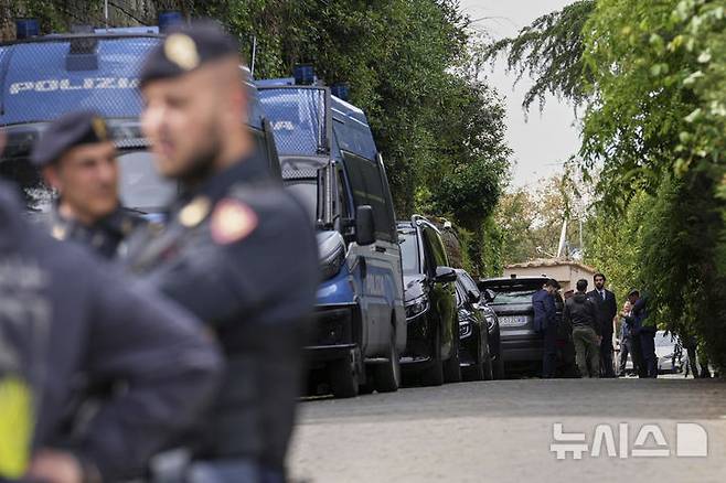 [로마=AP/뉴시스] 사진은 19일 미국과 이란 사진은 2차 핵 협상을 하는 동안 이탈리아 로마 주재 오만 대사관 외곽을 순찰하는 경찰 모습. 2025.04.20.
