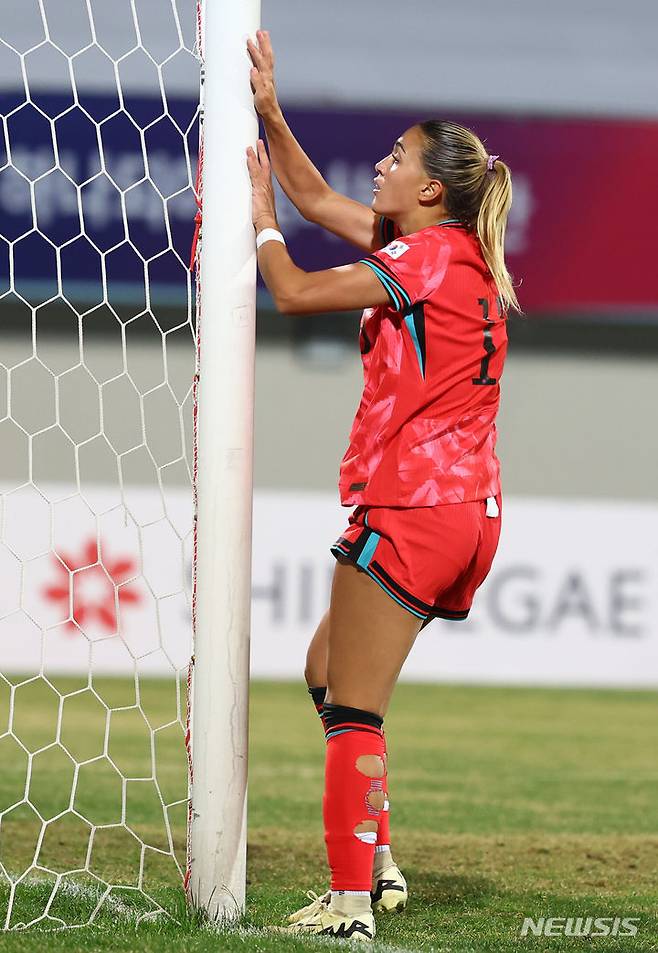 [이천=뉴시스] 황준선 기자 = 지난해 4월5일 경기 이천시 이천종합운동장에서 열린 신세계 이마트 초청 여자 축구 국가대표 대한민국과 필리핀의 친선경기, 후반 한국 케이시 유진 페어가 오프사이드 판정에 아쉬워하고 있다. 2024.04.05. hwang@newsis.com