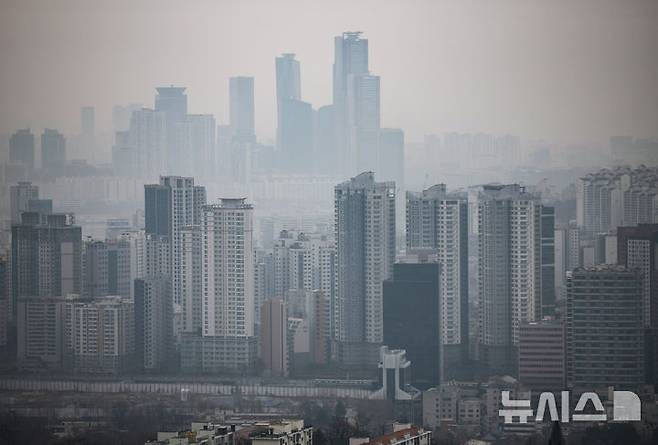 [서울=뉴시스] 정병혁 기자 = 사진은 2일 서울 남산에서 바라본 서울시내 아파트. 2025.03.02. jhope@newsis.com