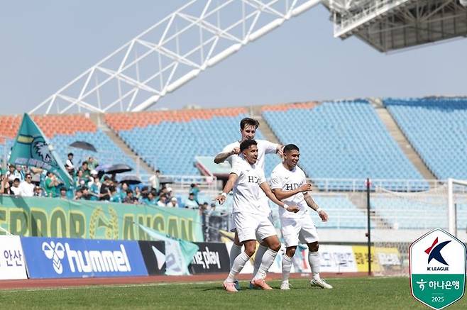 [서울=뉴시스] 프로축구 K리그2 부산아이파크의 페신, 곤잘로, 빌레로. (사진=한국프로축구연맹 제공) *재판매 및 DB 금지