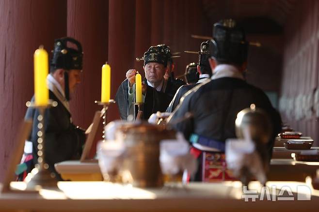 [서울=뉴시스] 김선웅 기자 = 20일 서울 종로구 종묘에서 신주 환안으로 종묘 정전 보수가 모두 완료 되었음을 고하는 제사 고유제가 진행되고 있다. 2025.04.20. mangusta@newsis.com