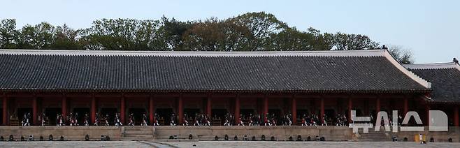 [서울=뉴시스] 김선웅 기자 = 20일 서울 종로구 종묘에서 신주 환안으로 종묘 정전 보수가 모두 완료 되었음을 고하는 제사 고유제가 진행되고 있다. 2025.04.20. mangusta@newsis.com