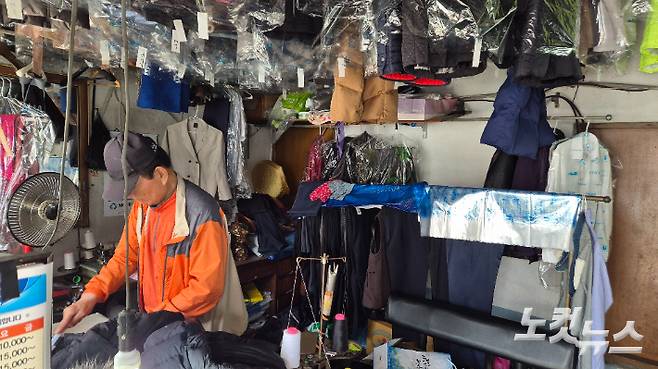 40년 세탁 인생을 일군 이광희 씨(76). 심동훈 기자