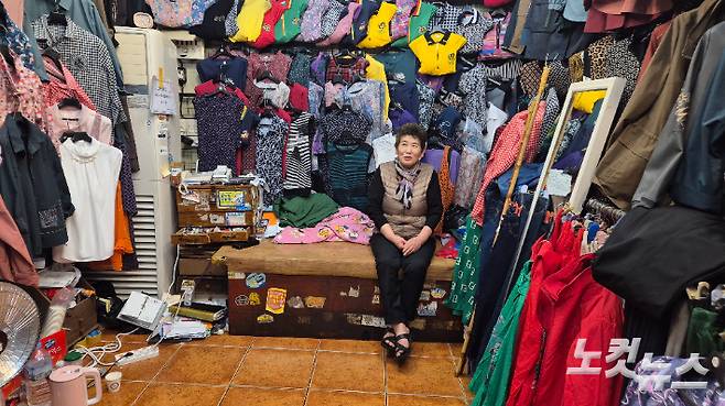 남부시장에서 옷 장사 40년 경력의 김숙효 씨(71). 심동훈 기자