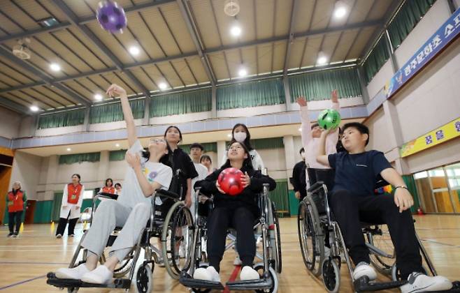 장애인의 날을 사흘 앞둔 17일 광주 북구 문화초등학교 강당에서 열린 장애체험교실에서 학생들이 건강생활지원센터 직원들과 시각장애, 휠체어 체험 등을 경험하고 있다. 광주 북구 제공