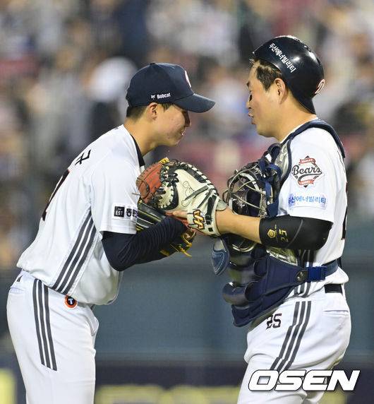 [OSEN=잠실, 김성락 기자] 두산이 현역 빅리거 출신 외국인타자 제이크 케이브의 맹타를 앞세워 KIA를 완파했다. 프로야구 두산 베어스는 18일 서울 잠실구장에서 열린 2025 신한 SOL뱅크 KBO리그 KIA 타이거즈와의 시즌 첫 맞대결에서 7-1로 승리했다. 승리가 확정된 순간 두산 홍민규, 양의지가 기쁨을 나누고 있다. 2025.04.18 /